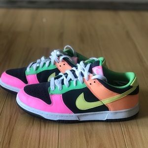 Highlighter Nike dunks.